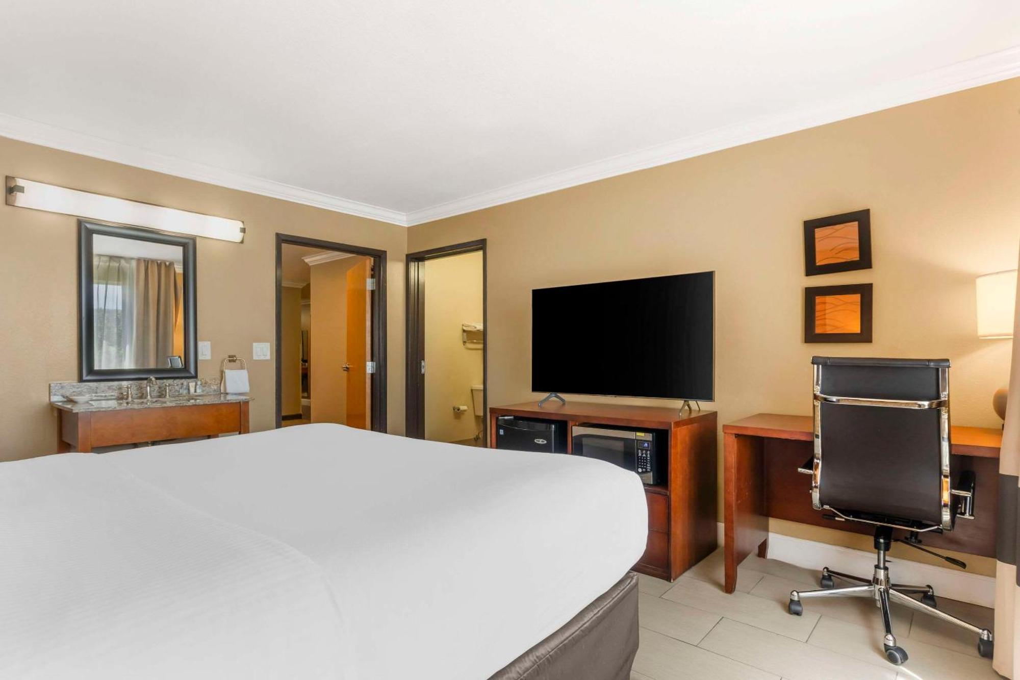 Comfort Inn & Suites Redwood Country Fortuna Εξωτερικό φωτογραφία